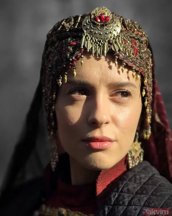 Kuruluş Osman’ın Cladius’u Tayanç Ayaydın körkütük aşık! 10 yıl önce evlendiği Amerikalı eşi güzelliğiyle hayran bıraktı - 13