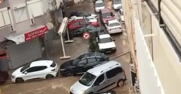 İzmir’de sağanak: Cadde ve sokaklar göle döndü!
