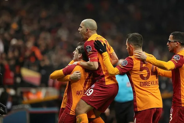 galatasaray-besiktas-darbesinde-gulen-taraf-aslan-2-1-mac-sonucu-1647284998590.jpeg Galatasaray sahasında Beşiktaş'ı Kerem'in golleriyle 2-1 mağlup etti!-5