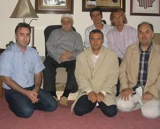 Bu görüntü ilk kez ortaya çıktı! Ünlü futbolcular FETO’nun dizinin dibinde