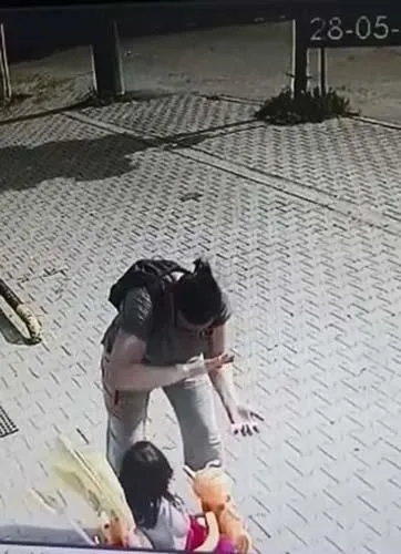 Bursa'da şok eden görüntü...3 yaşındaki kıza ilaç dayağı-3