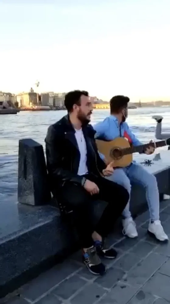 eminonunde-agizlari-acik-birakan-cinayet-once-kiz-cocugunu-denize-atmak-istedi-daha-sonra-kiyida-oturan-adama-attigi-yumrukla-olumune-neden-oldu-1621952166795.jpg Eminönü'nde ağızları açık bırakan cinayet! Önce kız çocuğunu denize atmak istedi daha sonra kıyıda oturan adama attığı yumrukla ölümüne neden oldu-7