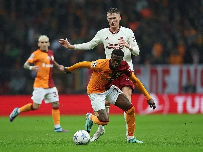 galatasaray-sahasinda-manchester-united-ile-berabere-kaldi-iste-grupta-olusan-durum-1701286588600.jpeg
