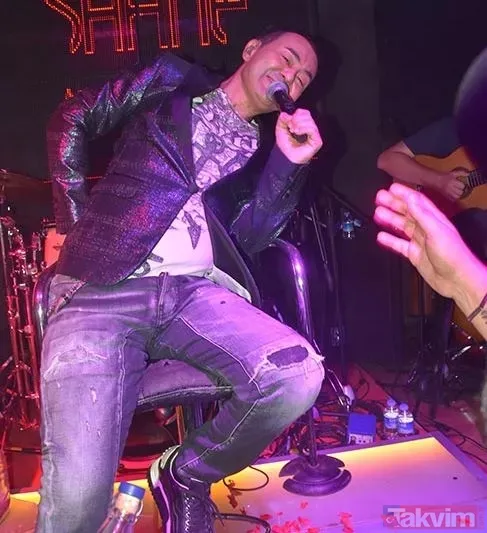 Öte yandan bir önceki gün de Ankara'da aldığı konsere "Ben MS hastası adamım" diyen Ortaç'ın, sahnede ayakta durmakta zorlanması ve tekerlekli sandalyeye...