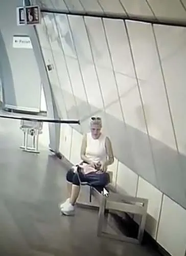 Mecidiyeköy metro istasyonunda kadın hırsız bankta unutulan telefonu böyle çaldı!-4