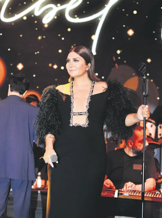 sahnede-cosku-1667166185680.jpeg Ünlü sanatçılar verdikleri konserlerle Cumhuriyet Bayramı coşkusunu sevenleriyle yaşadı-8