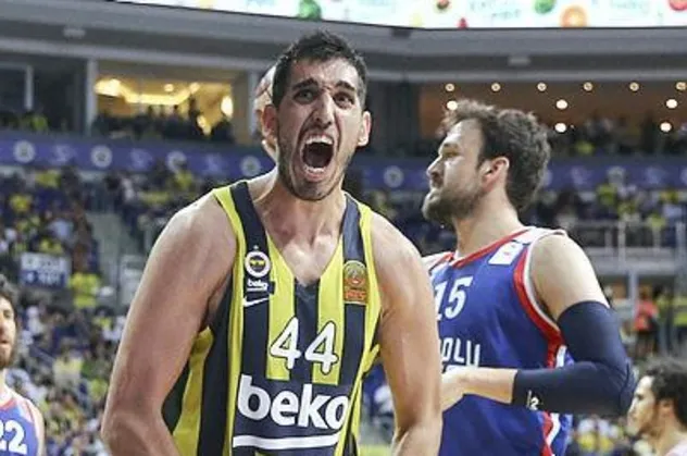Efes’i yenen Fenerbahçe seriyi 2-2’ye getirdi