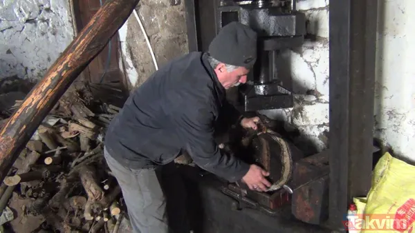 Babalarından miras kaldı! Karı-koca yarım asırdır aynı yöntemle susam yağı çıkarıyor - 10