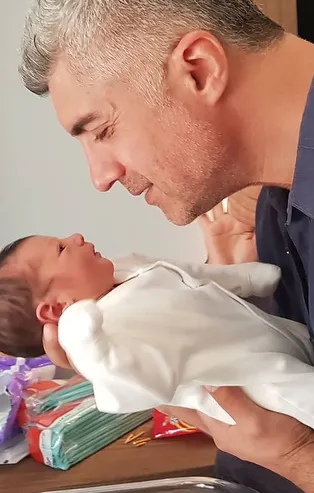 Özcan Deniz'den tepki çeken fotoğraf! Oğlunu dudağından öptü, sosyal medyada tartışma yarattı...