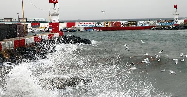 Tekirdağ'da fırtına nedeniyle feribot seferleri iptal edildi
