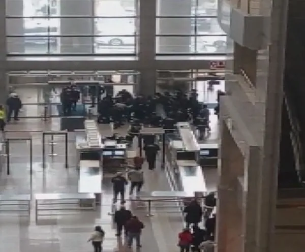 İstanbul Adalet Sarayı'na kesici aletle girmeye çalışan şüpheli gözaltına alındı-1