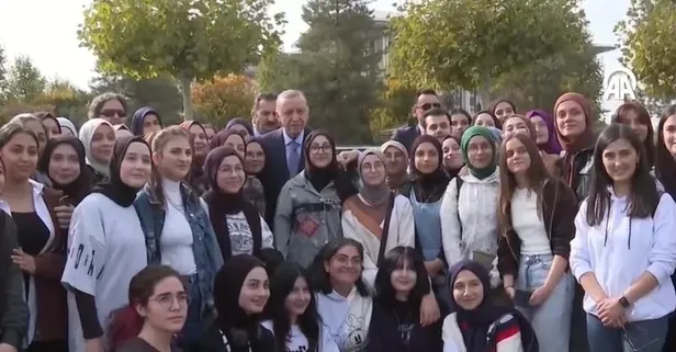 Başkan Erdoğan kendisini karşılayan gençlerle sohbet etti