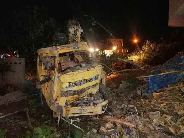 corumda-freni-patlayan-vinc-eve-girdi-1602620031412.jpg Çorum'da freni patlayan vinç eve girdi-4