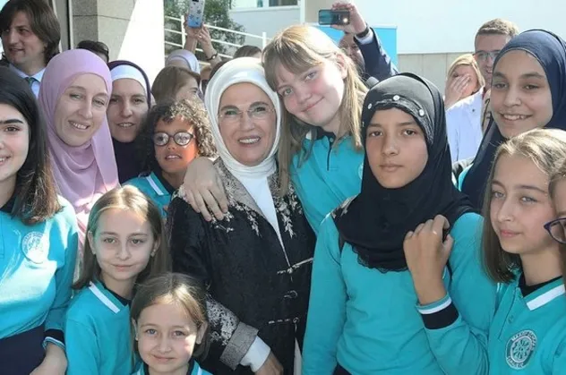 Emine Erdoğan'dan Maarif okullarına ziyaret