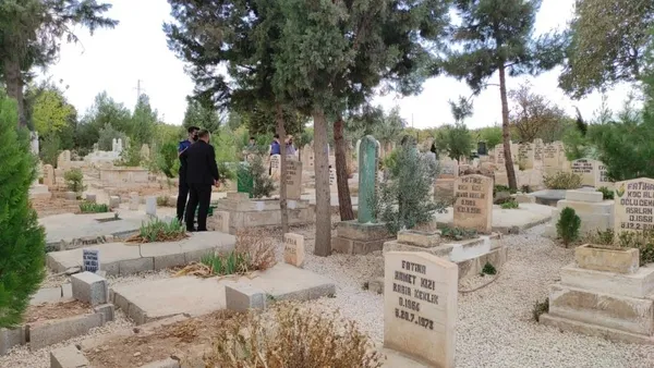 sanliurfada-korkunc-olay-mezarliga-birakilan-cantadan-2-aylik-bebek-cesedi-cikti-1634648911497.jpg Şanlıurfa'da korkunç olay! Mezarlığa bırakılan çantadan 2 aylık bebek cesedi çıktı-4