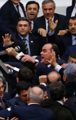 CHP'li vekil AK Partili Balta'nın bacağını ısırdı