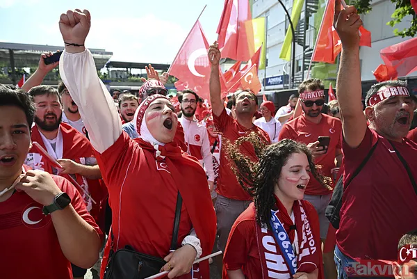 Türkiye-Çekya maçı öncesi Türk taraftarlar Hamburg sokaklarını kırmızı-beyaza boyadı! İşte görsel şölenden kareler... - 19