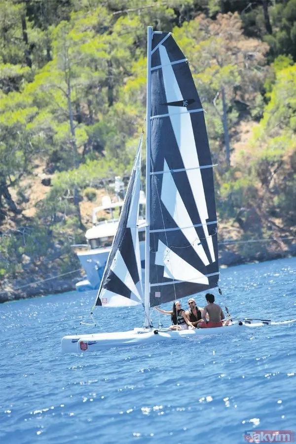 Engin Altan Düzyatan ve eşi Neslişah Alkoçlar oğulları Emir'le ilk kez görüntülendi! Neslişah sarı mayosuyla yaktı geçti - 6