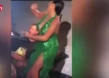 Hülya Avşar sahnede coştu coşturdu! hem göğüs hem de bacak dekoltesi dikkat çekti