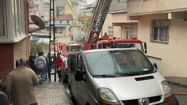 Son dakika: Bağcılar'da 4 katlı binada yangın! Anne, 3 çocuğu ile birlikte son anda kurtuldu-2
