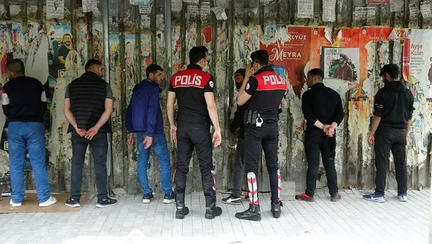 Son dakika: Beyoğlu'nda pes dedirten olay: 13 kişi topluca yasağı ihlal etti-1