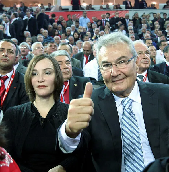 sabah-gazetesi-yazari-mahmut-ovur-ikinci-baykal-sahaya-iniyor-1622615693114.jpg CHP'de şok: Deniz Baykal'ın kızı Aslı Baykal partiden istifa etti!-9