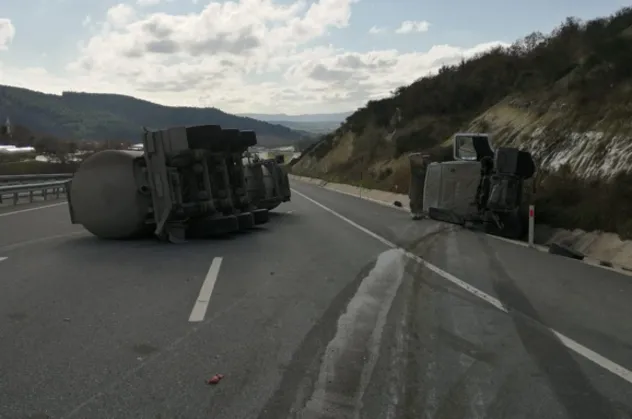 Çatalca'da kontrolden çıkan su tankeri bariyerlere çarpıp yan yattı