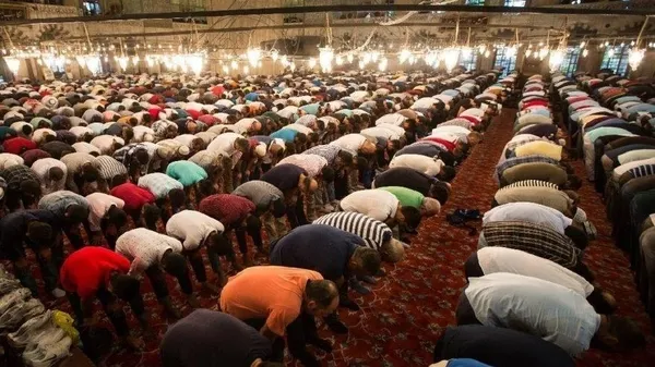 camiler-yarin-acik-mi-cuma-namazi-camide-mi-kilinacak-camiler-cuma-acik-mi-kapali-mi-1584622273072.jpg Camiler bugün açık mı? Cuma namazı camide mi evde mi kılınacak? Camiler açık mı?-1