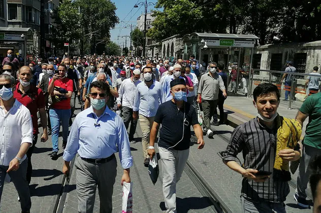 Tramvay seferleri durunca binlerce kişi Ayasofya Camii'ne yürüdü