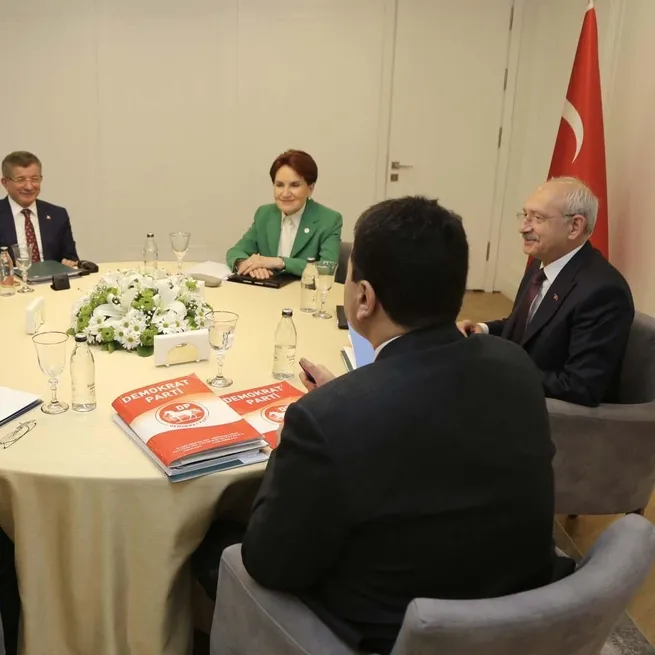 Ahmet Davutoğlundan bomba sözler! Cumhurbaşkanlığı sistemsizliğini itiraf etti İmza yetkisi liderlerde olacak