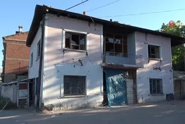 Malatya'da 5.3’lük depremde göçük meydana gelen ağır hasarlı ev korkutuyor