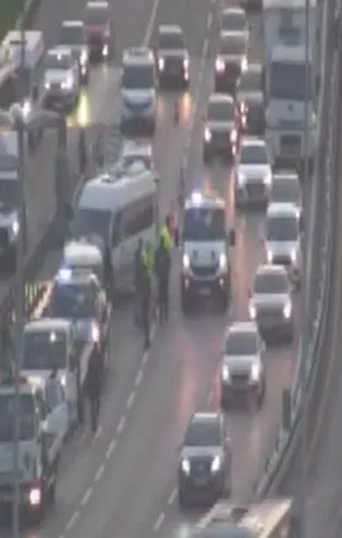 E-5'te trafiği kilitleyen kaza! Minibüs bariyerlere girdi