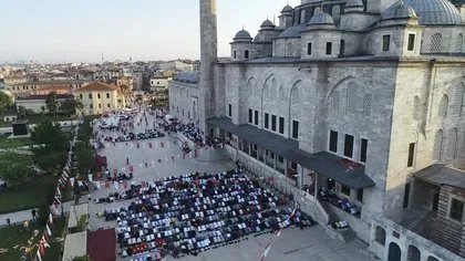 Fatih Camii’ndeki bayram namazı yoğunluğu havadan görüntülendi