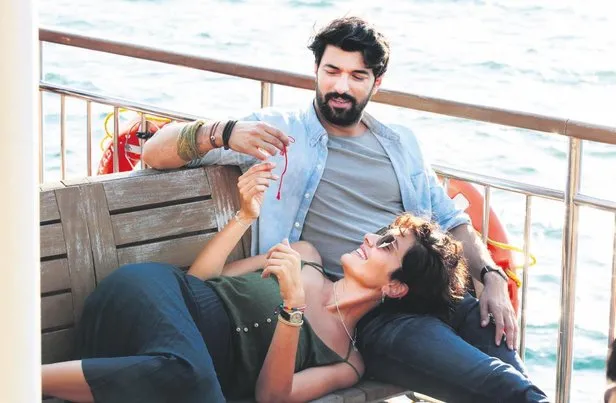 Engin Akyurek In Basrolunu Berguzar Korel Le Paylastigi Bir Ask