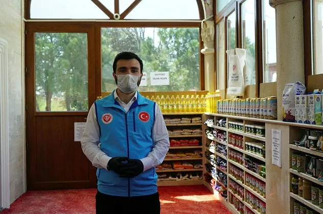 Sarıyer'de ibadete kapatılan caminin kapıları, hayır için ihtiyaç sahiplerine açıldı