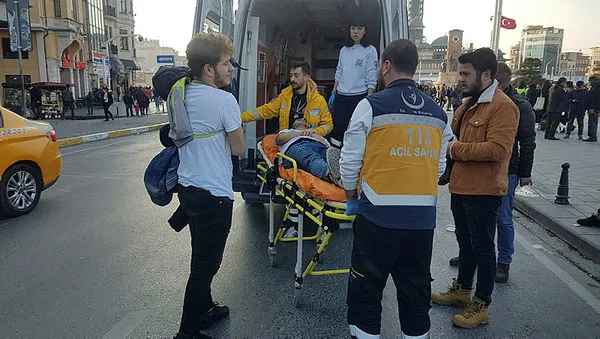 taksimde-hareketli-anlar-saglik-ekipleri-harekete-gecti-1580049977492.jpg