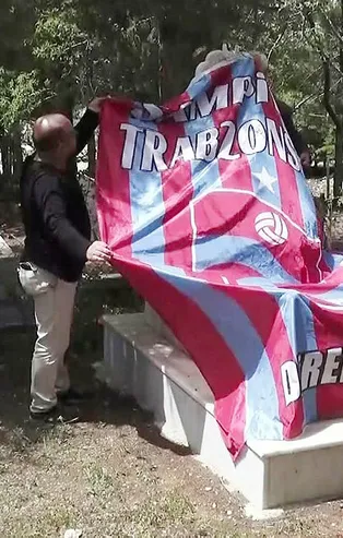 Arkadaşının 22 yıllık vasiyetini yerine getirdi! Mezarına Trabzonspor bayrağı örttü