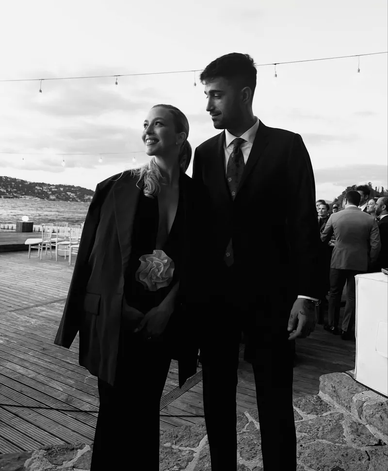 ido-tatlisesten-yasemin-sefkatliye-has-gelin-serenadi-romantizmin-zirvesine-turkuyle-cikti-1772627975863.jpg İdo Tatlıses’ten Yasemin Şefkatli’ye "Has Gelin" serenadı! Romantizmin zirvesine türküyle çıktı-3