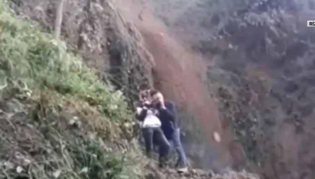 Karadeniz'de sel felaketi! A Haber ekibi Rize'de canını zor kurtardı