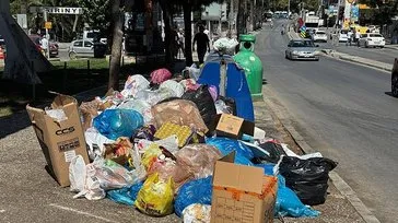 CHP’li Buca Belediyesi işçinin hakkını ödemedi sokaklarda çöp dağları oluştu