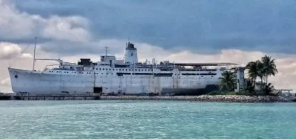 Dünyanın en büyük yüzen kitap fuarı ''MV Daulus'' İzmir'in Alsancak Limanı'na geldi