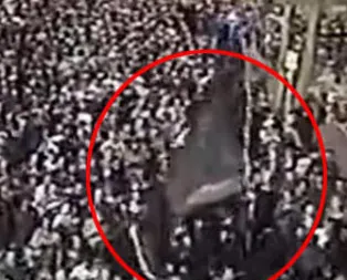 Süleymani’nin intikamı için meydanlara indiler! Siyah bayrak açıp bu sloganı attılar: ABDye ölüm İsraile ölüm