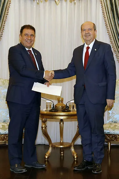 kuzey-kibris-turk-cumhuriyeti-cumhburbaskani-ersin-tatar-hukumet-kurma-gorevini-ulusal-birlik-partisi-genel-baskan-vekili-ersan-sanere-verdi-1604745790781.jpg Kuzey Kıbrıs Türk Cumhuriyeti Cumhburbaşkanı Ersin Tatar, hükümet kurma görevini Ulusal Birlik Partisi Genel Başkan Vekili Ersan Saner'e verdi-3