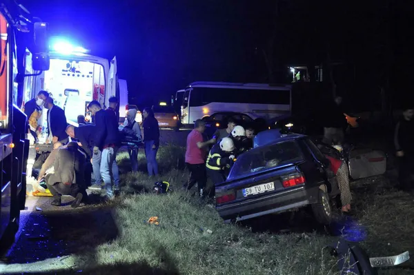 1665424596707.jpg Tekirdağ'da korkunç kaza! Araç paramparça oldu: 1 ölü 8 yaralı-4