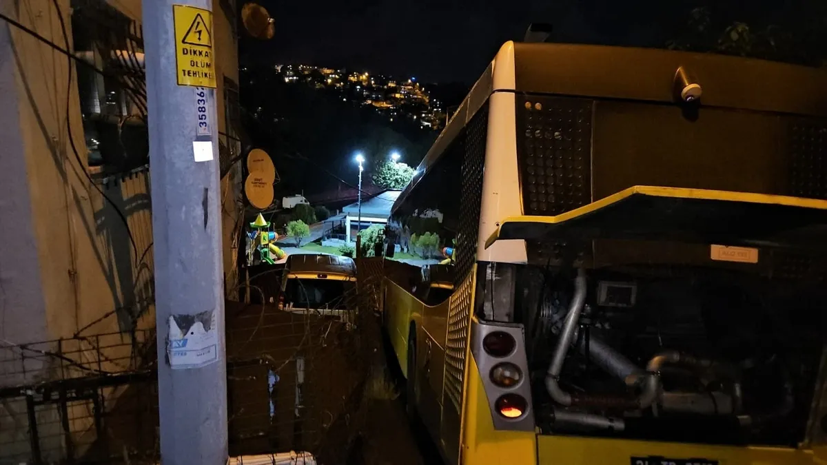 sariyerde-iett-otobusu-bariyere-carpti-1787950535763.jpeg Sarıyer’de İETT otobüsü bariyere çarptı-3