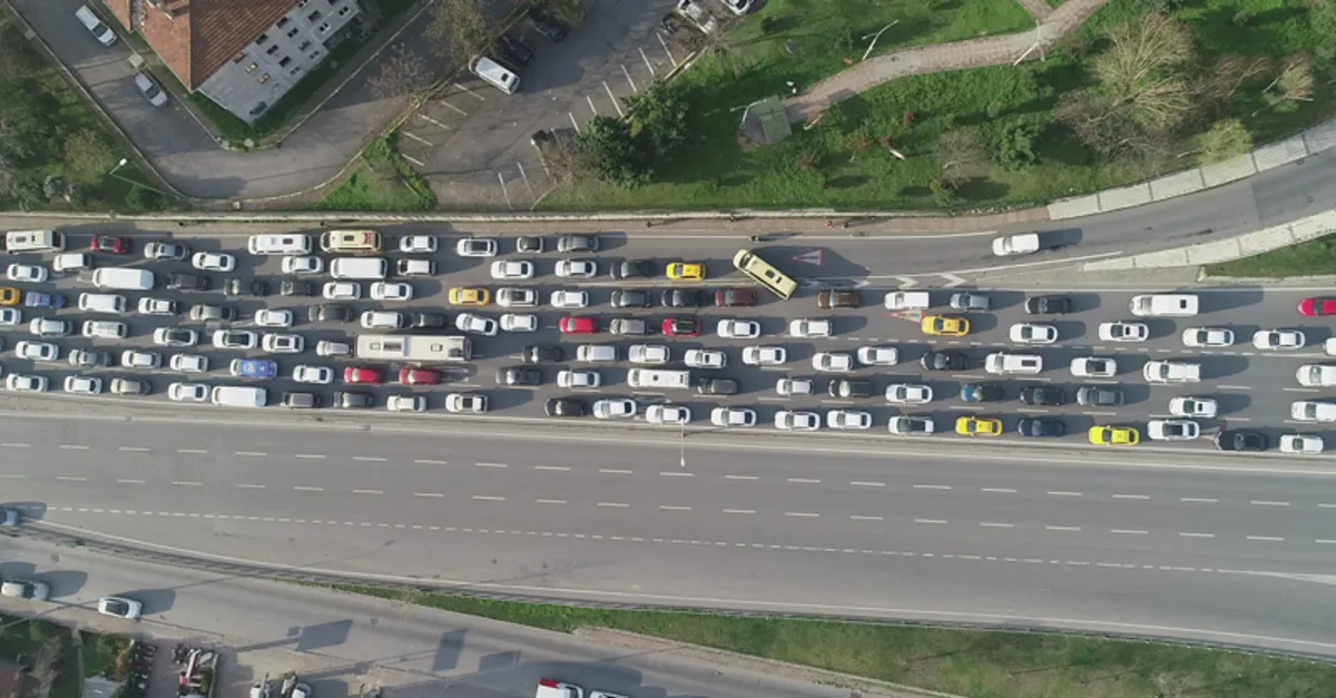 İstanbullu’nun trafik çilesi bitmiyor! Bu yolu kullanan 3 kilometreyi 1 saatte gidiyor