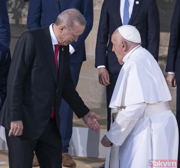 Başkan Recep Tayyip Erdoğan, G7 zirvesinde aile fotoğrafı çekimine katıldı! Papa Francis ile ayaküstü dikkat çeken sohbet - 11