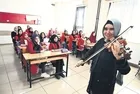 Görme engelli öğretmen Zeynep Temirci! Müzikle öğrencilerin hayatına dokunuyor