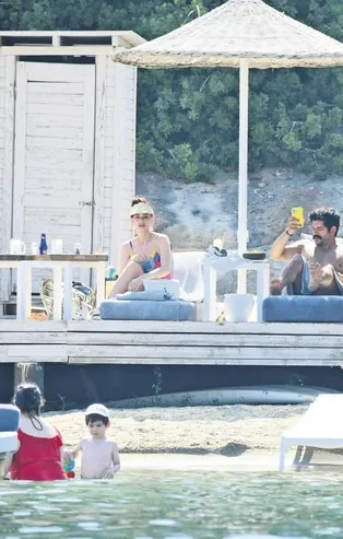 Kuruluş Osman'ın yıldızı Burak Özçivit yorucu sezonun ardından ailesiyle Bodrum'da dinleniyor