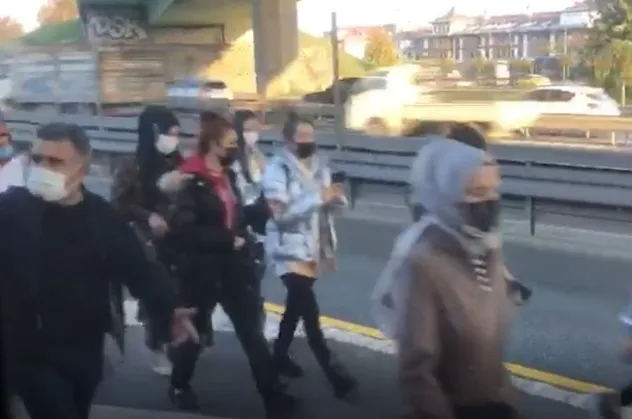 Bu kaçıncı arıza? Metrobüs yolunda tehlikeli yürüyüş